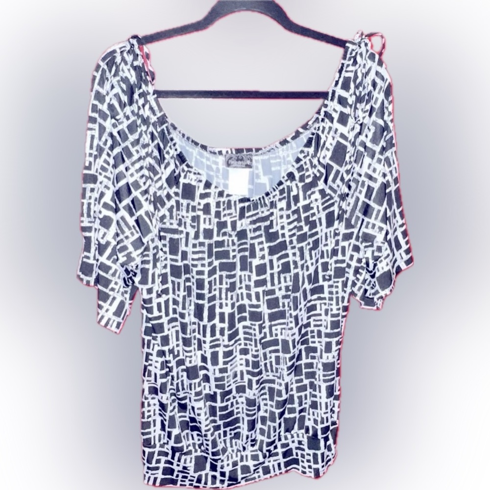 Abstract blk&white slit sleeve festival top 1x band hem